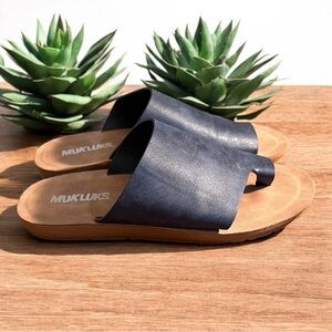 Muk Luks About Face‎ Women's Navy and Tan Sandals Slides